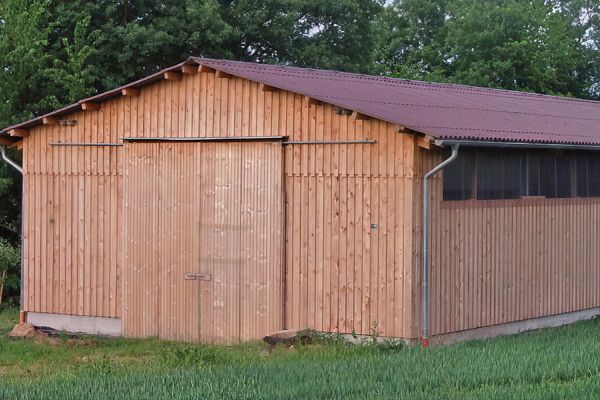 Vielzweck-Lagerhalle mit Holzverschalung (Außenansicht)