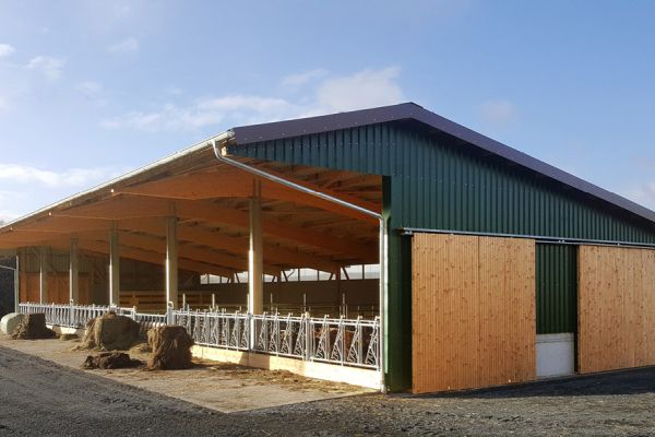 Offenstall mit grüner Holz- und Stahlkonstruktion (mobiles Format)