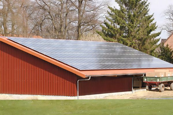 Hallenbau mit Photovoltaikdach – robuste Konstruktion kombiniert mit wirtschaftlicher Energiegewinnung.