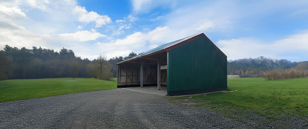 Grüner offener Maschinenschuppen auf Hofgelände