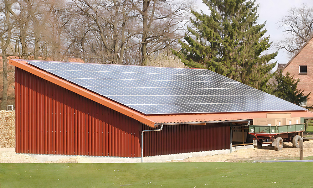 Hallenbau mit Photovoltaikdach – robuste Konstruktion kombiniert mit wirtschaftlicher Energiegewinnung.