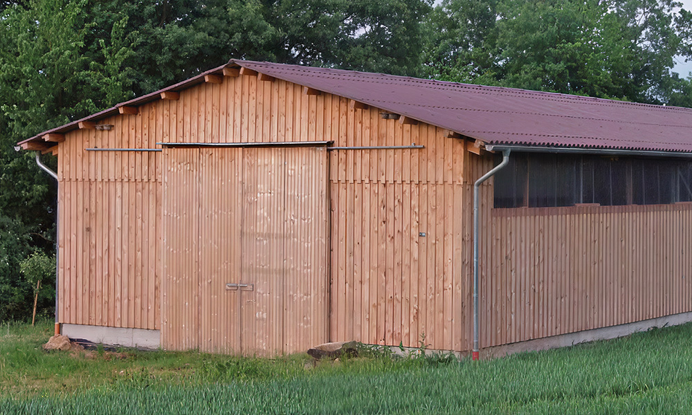 Vielzweck-Lagerhalle mit Holzverschalung (Außenansicht)