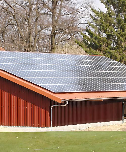Hallenbau mit Photovoltaikdach – robuste Konstruktion kombiniert mit wirtschaftlicher Energiegewinnung.