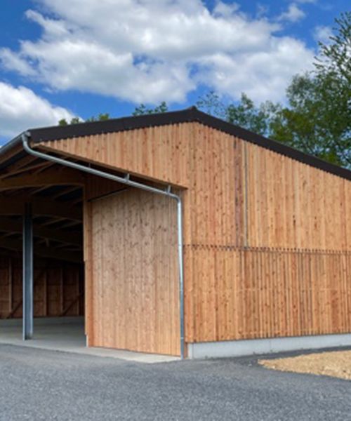 Holzverschalung an einer Halle / Maschinenschuppen – Außenansicht