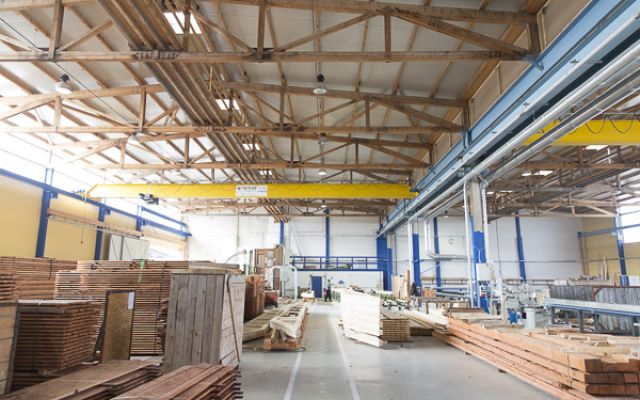 Fertigungshalle mit Holzbinder-Decke und Laufkran (Innenansicht)