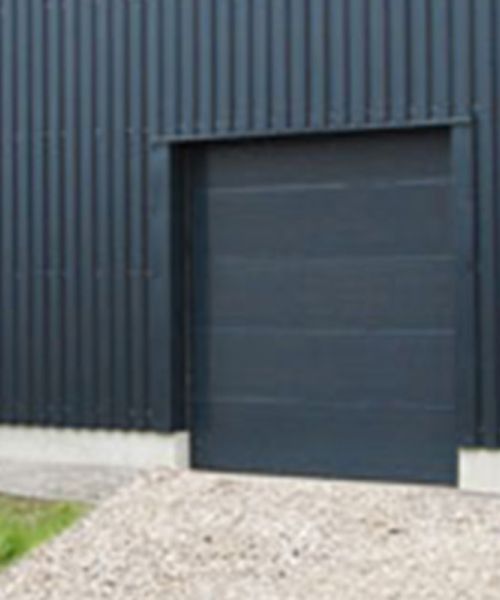 Sektionaltor in einer Hallenwand – Außenansicht