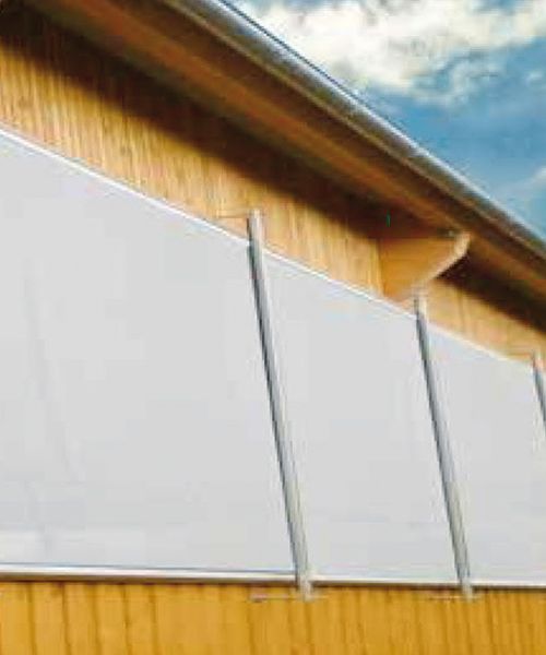 Curtains (Planenabschluss) als variabler Wind-/Wetterschutz – Detailansicht