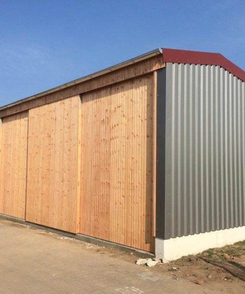 Schiebetor / Toranlage an einer Halle – Außenansicht