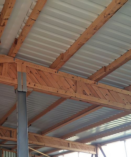 Trapezblech-Dacheindeckung einer Halle – Detailansicht