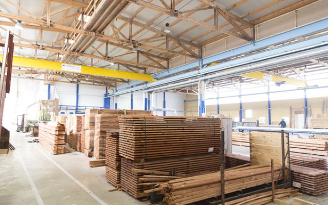 Gestapelte Holzbretter in der Werkhalle