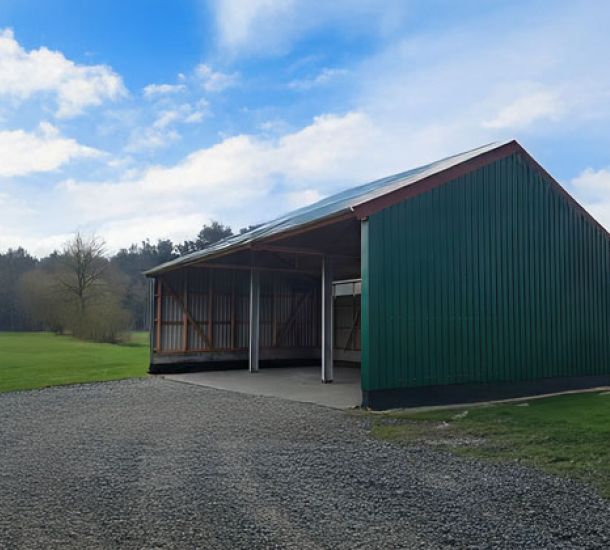 Grüner offener Maschinenschuppen auf Hofgelände