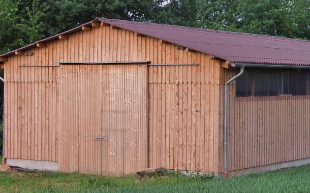 Vielzweckhalle mit Holzverschalung auf einem landwirtschaftlichen Hof