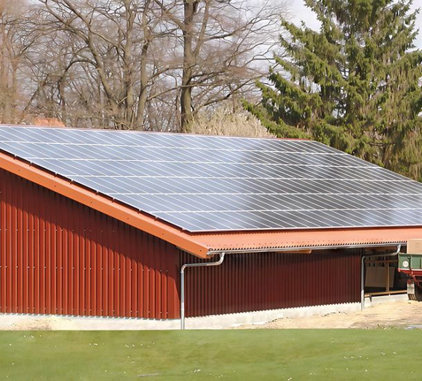 Hallenbau mit Photovoltaikdach – robuste Konstruktion kombiniert mit wirtschaftlicher Energiegewinnung.