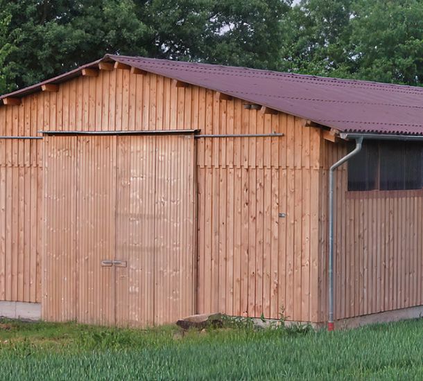 Vielzweck-Lagerhalle mit Holzverschalung (Außenansicht)