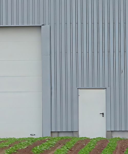 Nebeneingangstür an der Hallenwand – Detailansicht