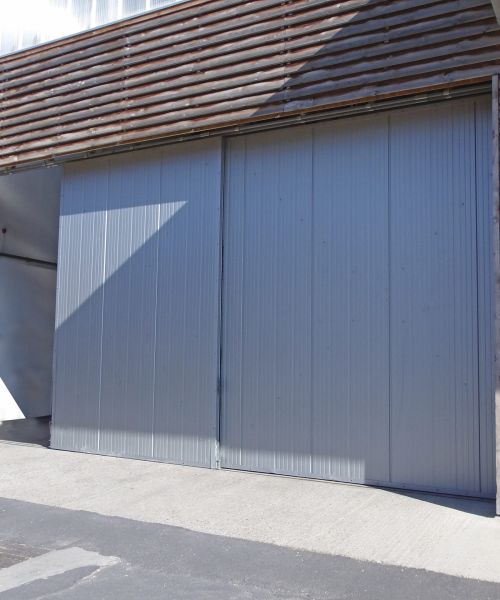 Schiebetor / Toranlage aus Sandwichpaneelen – Detailansicht