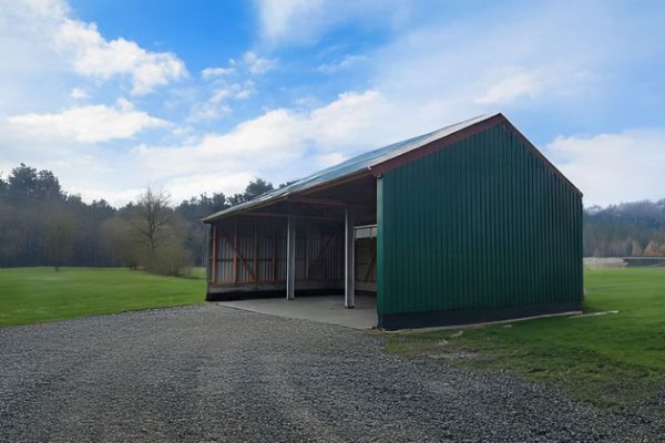 Grüner offener Maschinenschuppen auf Hofgelände