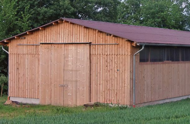 Vielzweck-Lagerhalle mit Holzverschalung (Außenansicht)