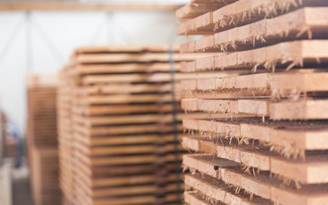 Detailansicht zu gestapelten Holzplatten mit unscharfem Hintergrgund