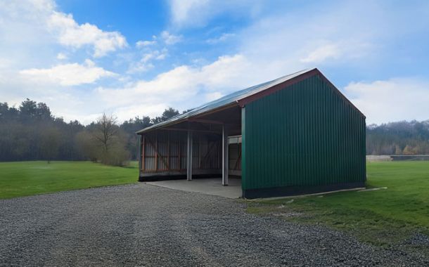 Grüner offener Maschinenschuppen auf Hofgelände