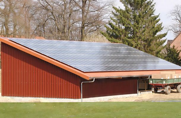 Hallenbau mit Photovoltaikdach – robuste Konstruktion kombiniert mit wirtschaftlicher Energiegewinnung.