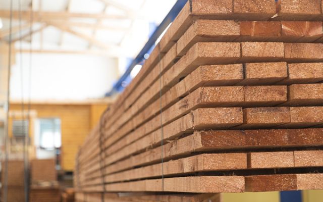 Detail: gestapelte Holzbretter aus der Produktion