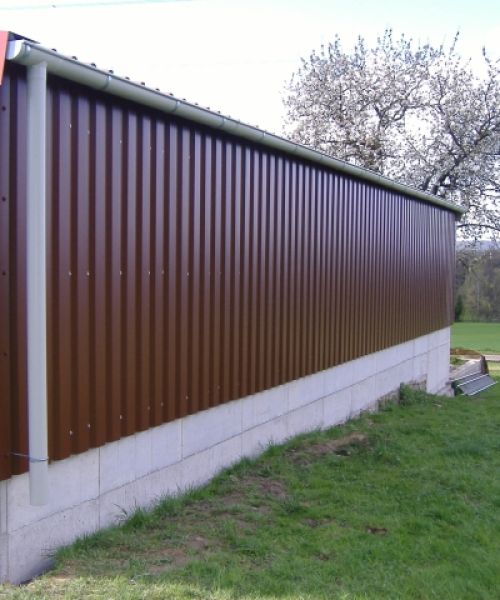 Hallenwand aus Trapezblech mit Sockel – Außenansicht